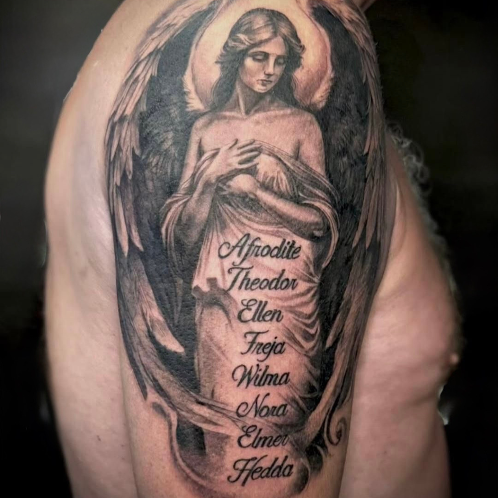 Schwarz-Weiss Tattoo von David im Milane Tattoo Studio Büsserach